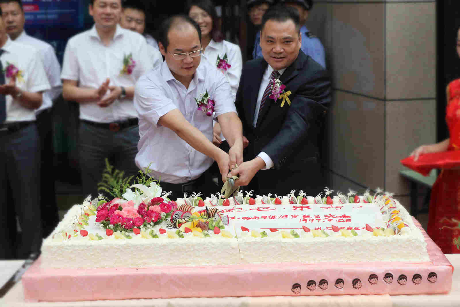 图配文:分切生日蛋糕.jpg 图配文:分切生日蛋糕.jpg