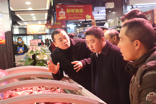 在中天街超市,王主任着重检查了年货物资供应,尤其是鲜猪肉及猪肉类制品,要加强进货台账登记管理及产地排查,食品安全关系民生大计_副本.jpg 在中天街超市,王主任着重检查了年货物资供应,尤其是鲜猪肉及猪肉类制品,要加强进货台账登记管理及产地排查,食品安全关系民生大计_副本.jpg