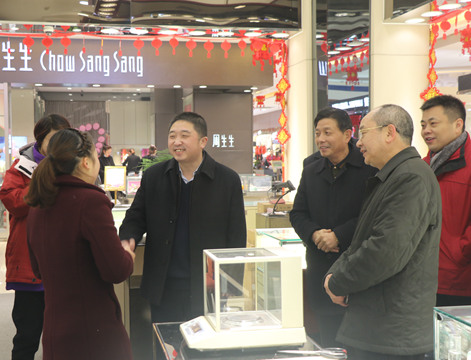 王主任走进柜台亲切慰问一线职工_副本.jpg 王主任走进柜台亲切慰问一线职工_副本.jpg